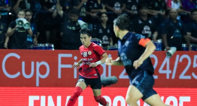 Văn Đô đã nhận 3 thẻ vàng và bị treo giò. 